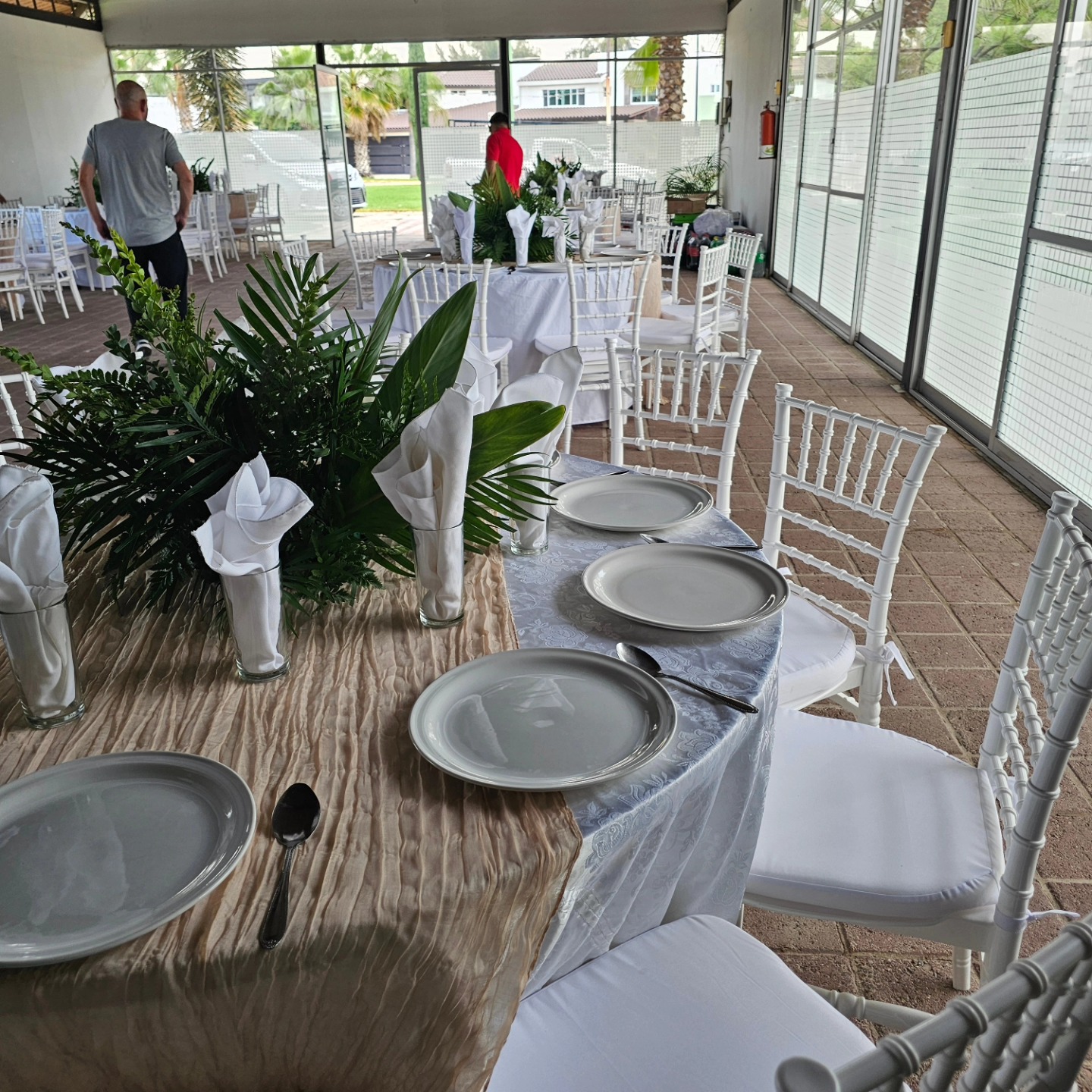 Renta de sillas Tiffany y mesas para eventos en León, Guanajuato