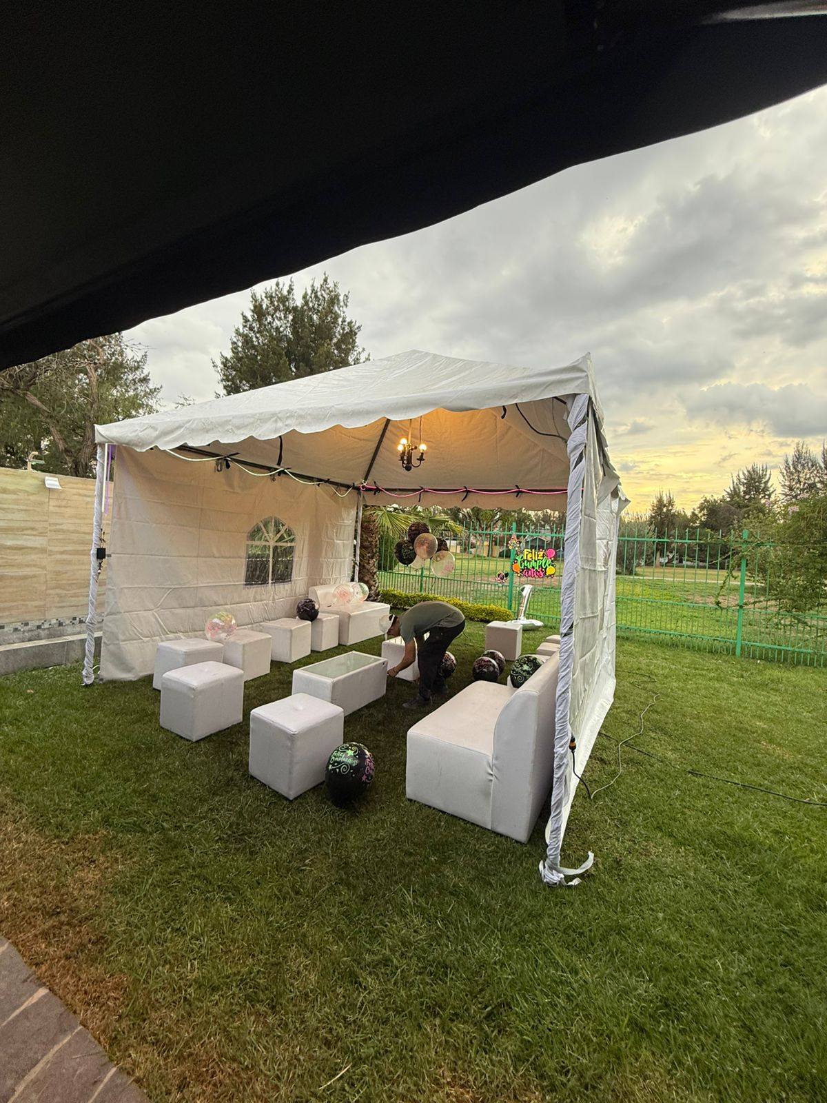 Zona lounge bajo carpa en evento nocturno – Renta El Chino León