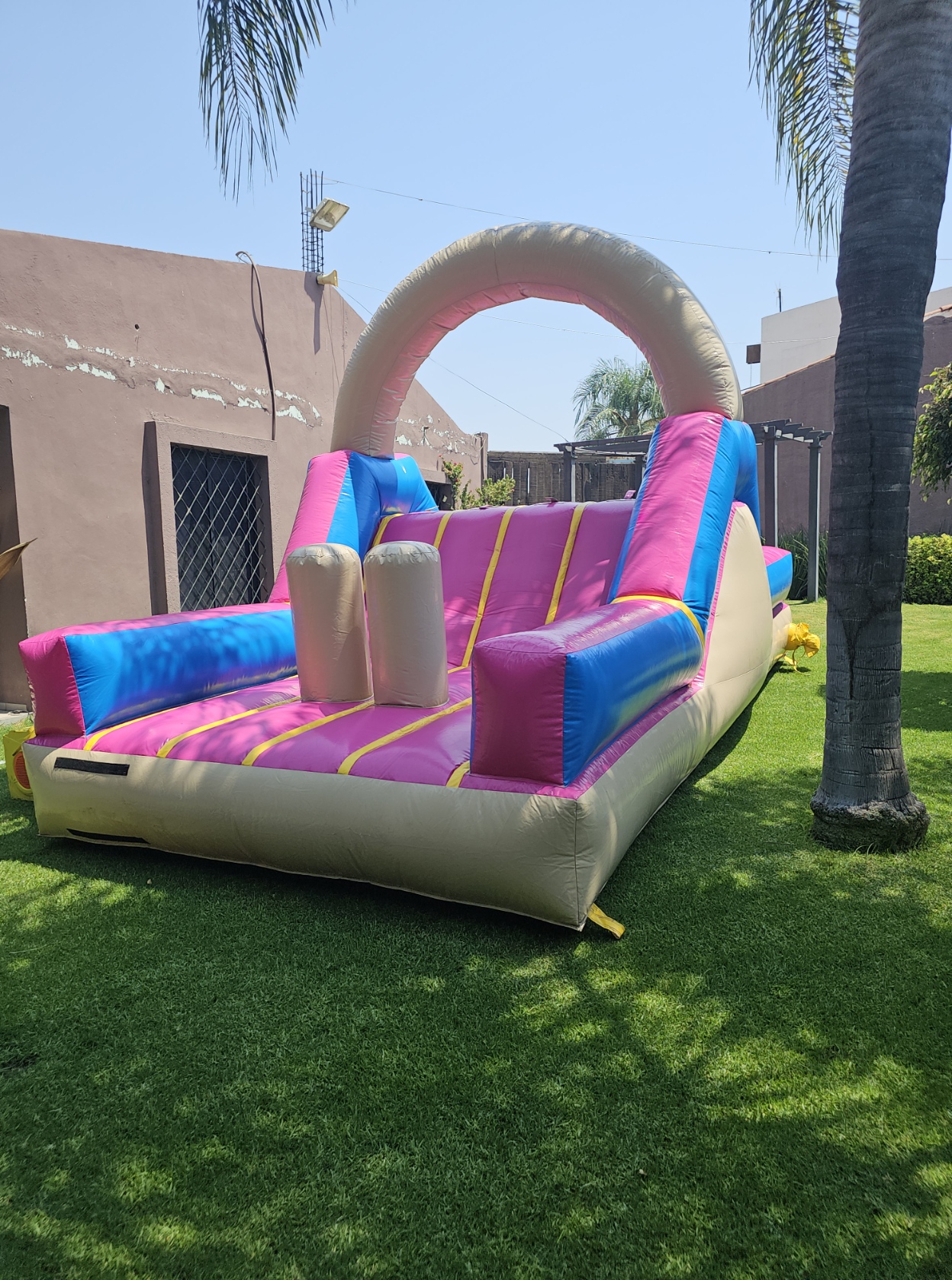 Inflable rosa para cumpleaños infantil – renta de inflables León, Gto.